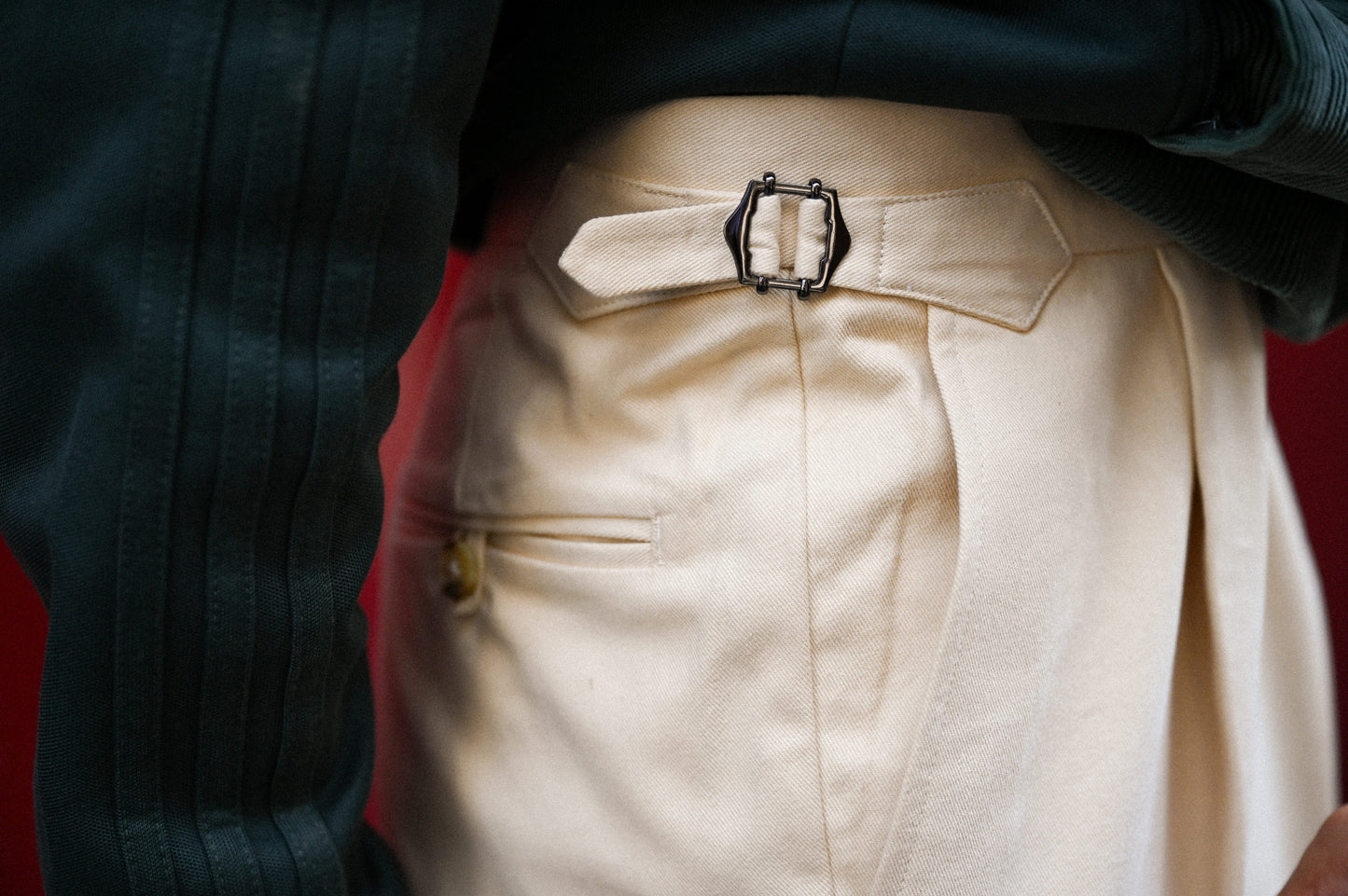 Pantalon en coton crème avec ajusteurs