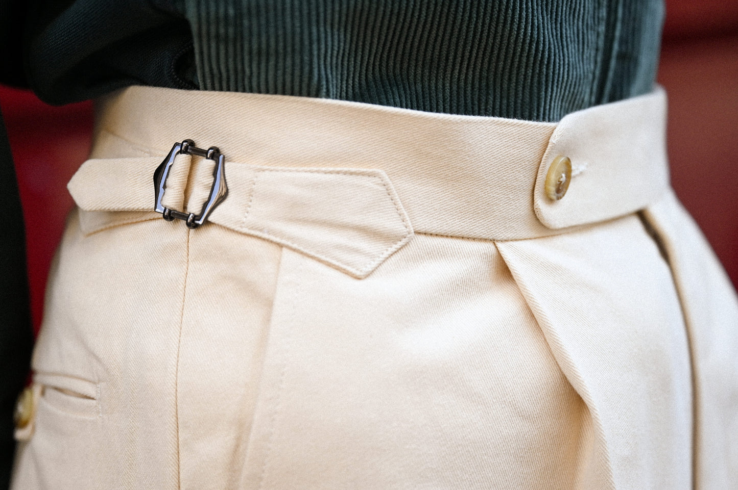 Pantalon en coton crème avec ajusteurs