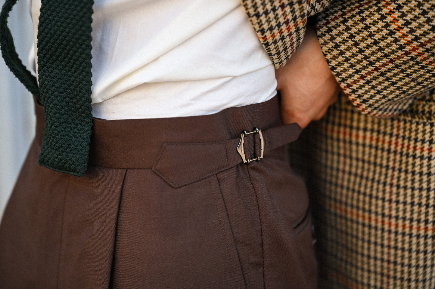 Pantalon en laine marron avec ajusteurs