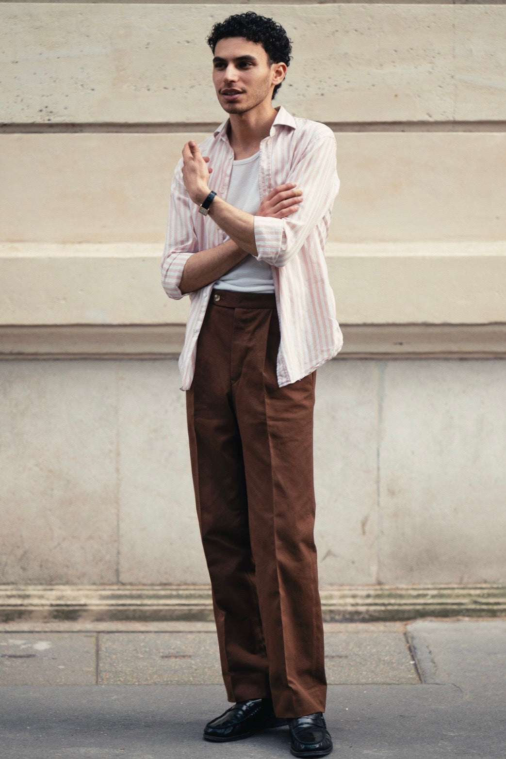 Pantalon en coton marron avec ajusteurs