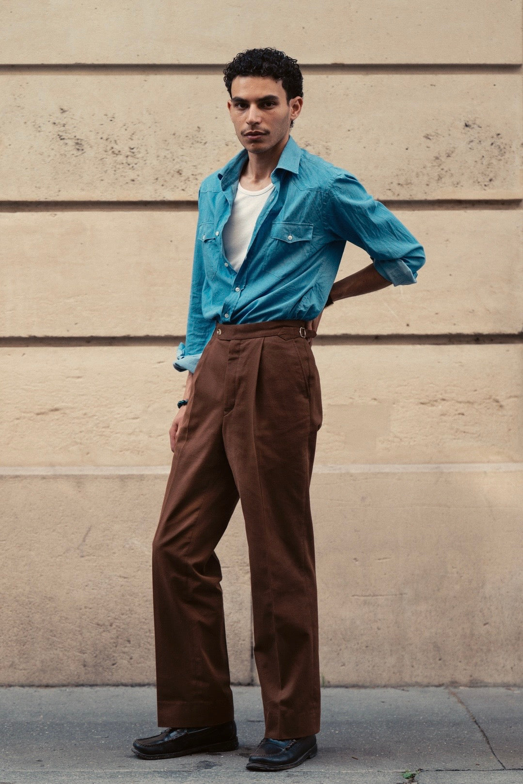 Pantalon en coton marron avec ajusteurs