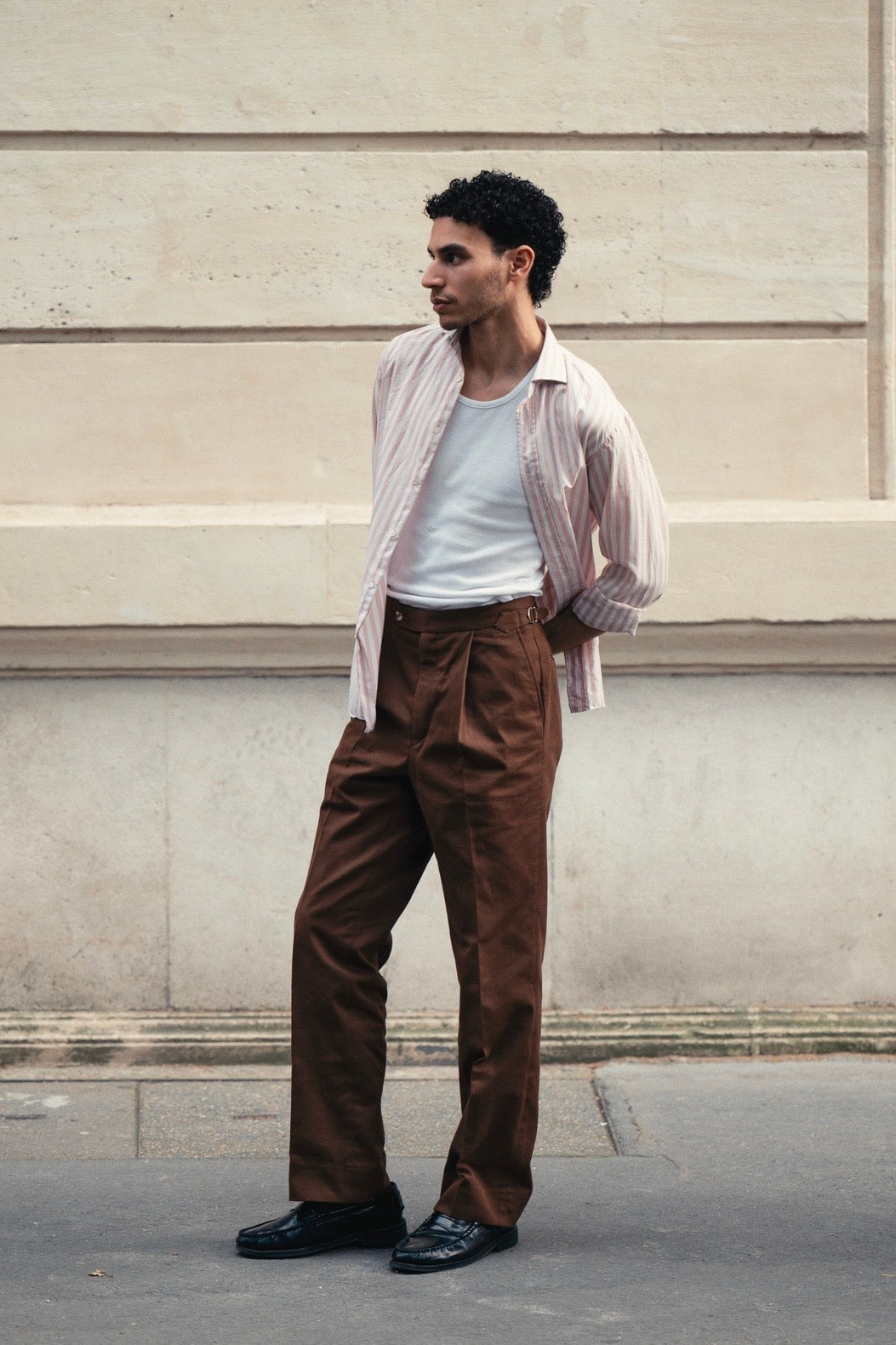Pantalon en coton marron avec ajusteurs
