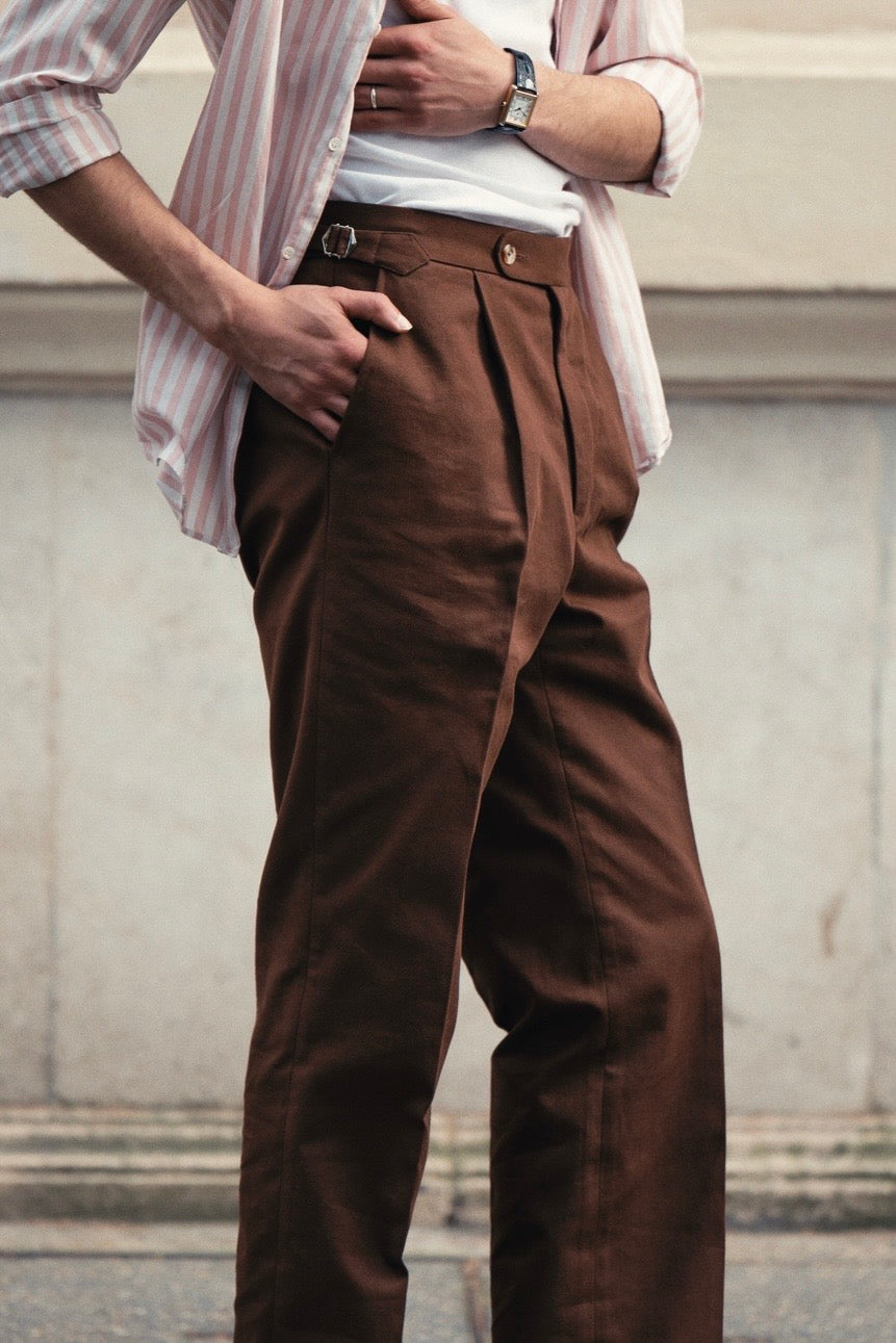 Pantalon en coton marron avec ajusteurs