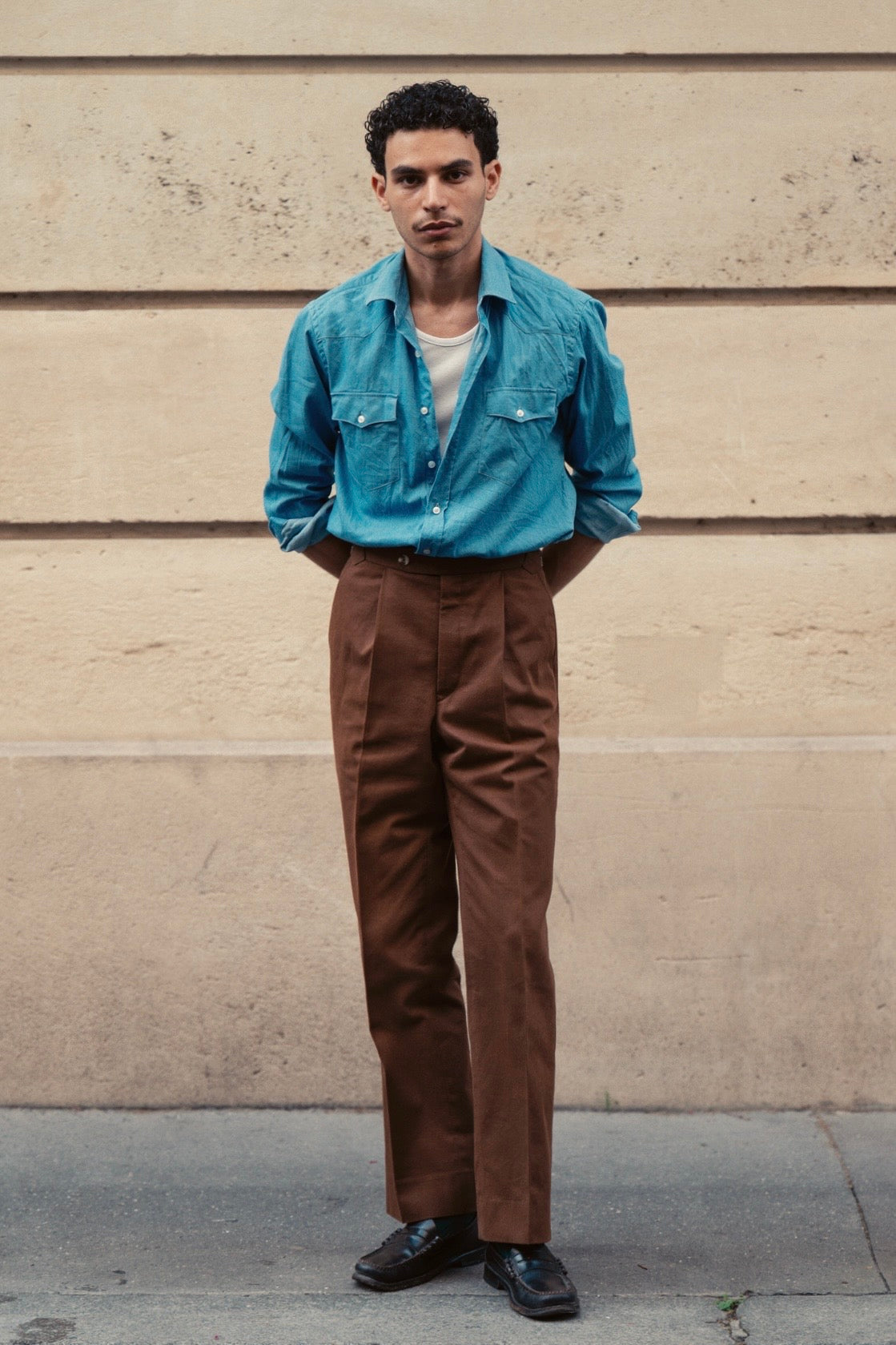 Pantalon en coton marron avec ajusteurs