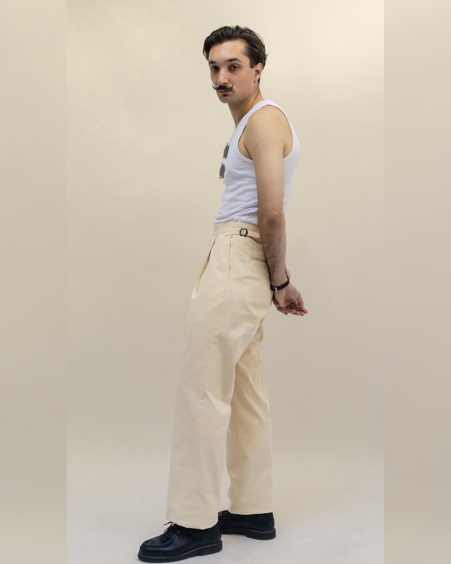 Pantalon en coton crème avec ajusteurs