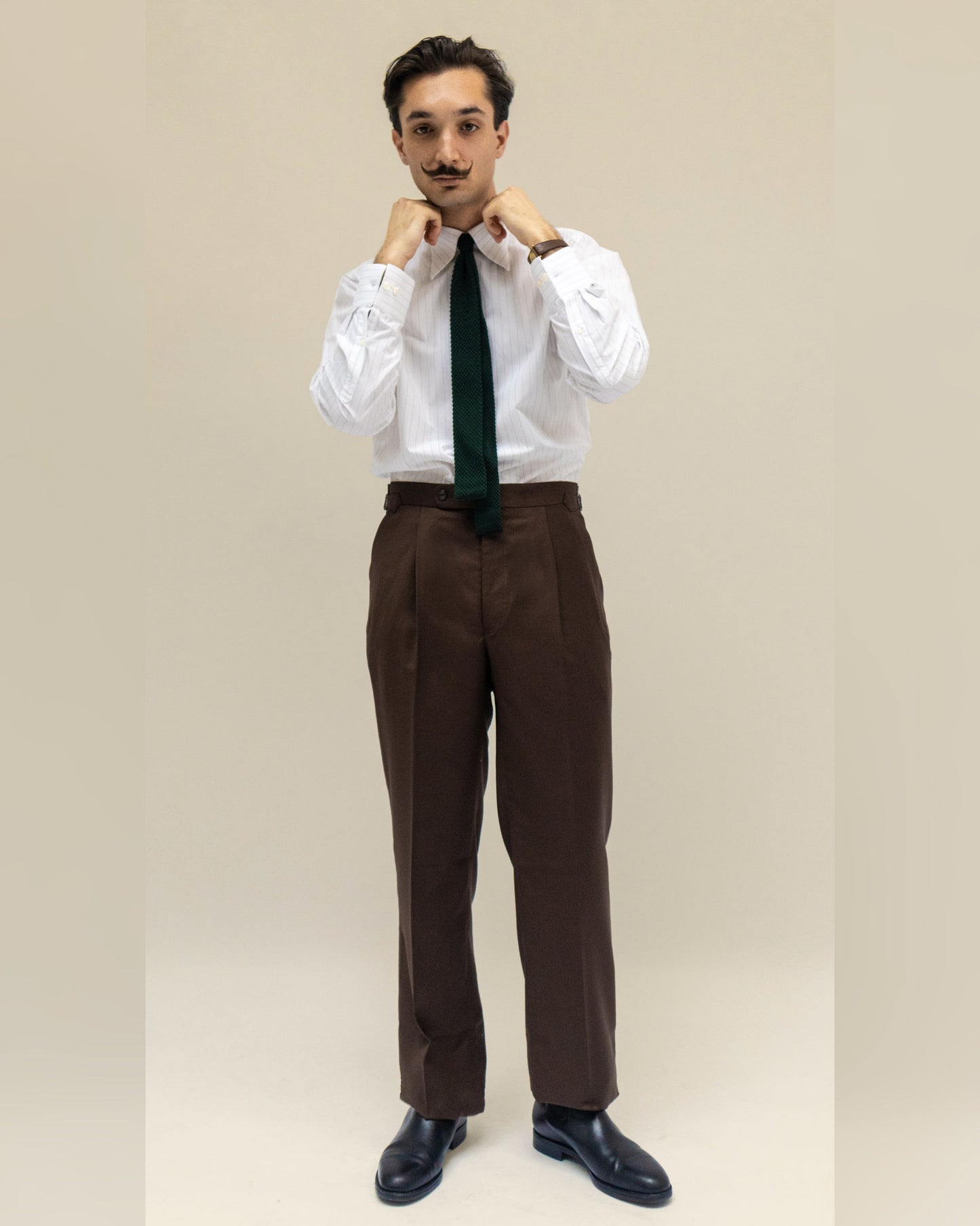 Pantalon en laine marron avec ajusteurs