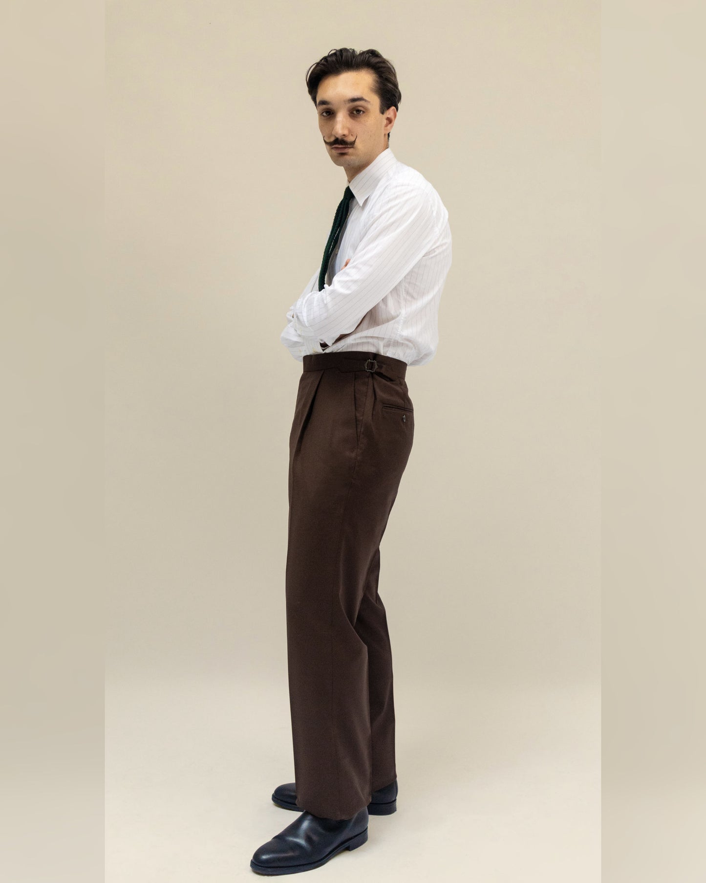 Pantalon en laine marron avec ajusteurs