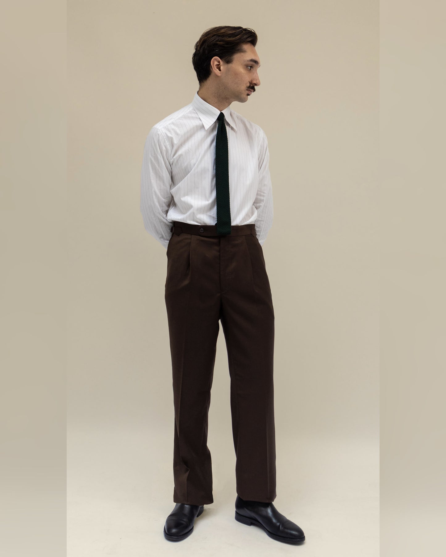 Pantalon en laine marron avec ajusteurs