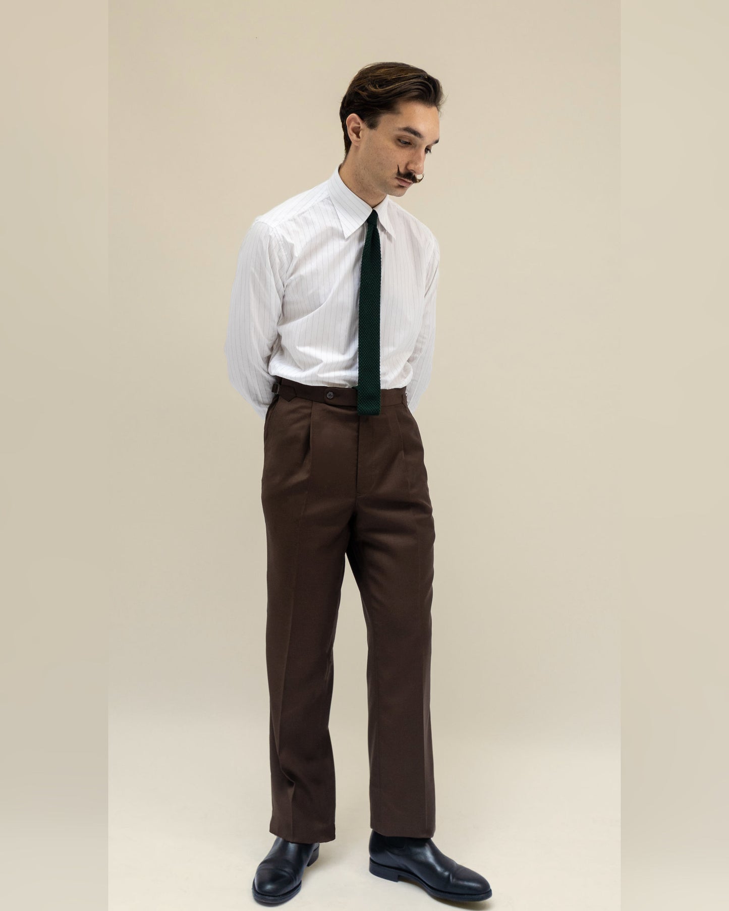 Pantalon en laine marron avec ajusteurs